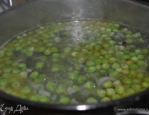 Влейте бульон, добавьте горошек и готовьте 10 минут на медленном огне.