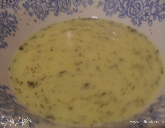 Яйца взбить, добавить соль, перец, зелень, влить молоко, перемешать.