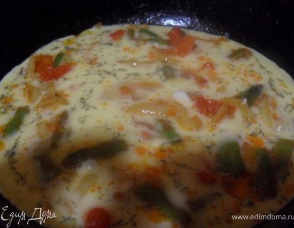 Залить яичной смесью овощи.Накрыть крышкой, готовить на среднем огне 5-7 минут.