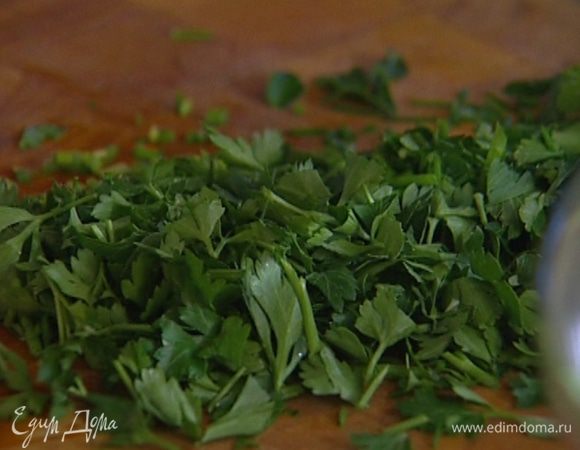 Петрушку, укроп и шнитт-лук мелко нарезать.