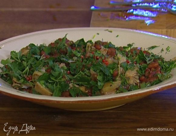Полить фасоль с артишоками заправкой, выложить на блюдо, посыпать зеленью, перемешать, посыпать розовым перцем.
