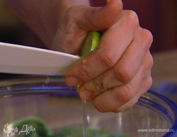 Цедру лайма натереть на мелкой терке, выжать из него сок.