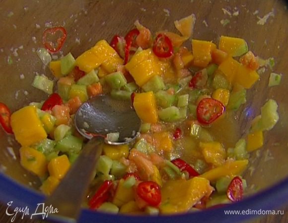 Приготовить заправку: соединить натертый имбирь, чили, папайю, манго и огурец, добавить цедру и сок лайма, ореховое масло и рыбный соус, все перемешать. 