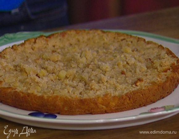 Пирог разрезать на два коржа и остудить.