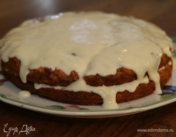 Промазать нижний корж половиной крема, сверху уложить второй корж и покрыть его оставшимся кремом. Готовый пирог оставить на час при комнатной температуре, чтобы он пропитался кремом.