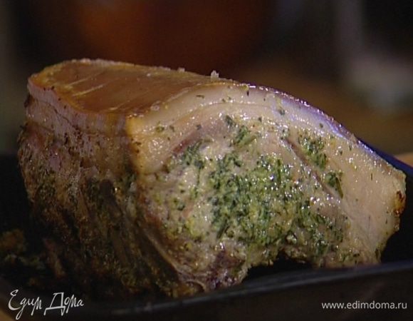 Через 30 минут перевернуть мясо кожей вверх и уменьшить температуру до 200°С. 