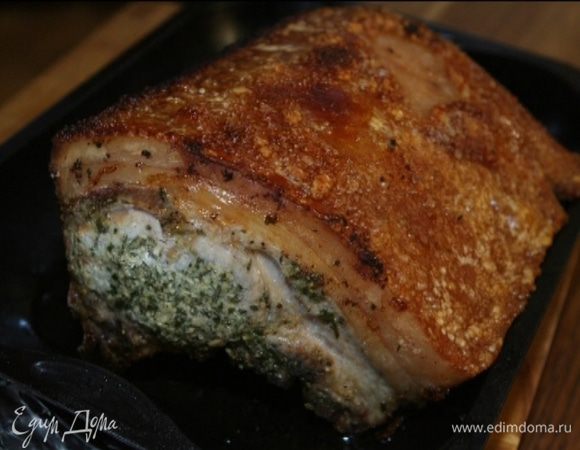 Еще через 30 минут уменьшить температуру до 180°С и продолжать запекать мясо до готовности (можно накрыть его фольгой, чтобы не подгорало). 