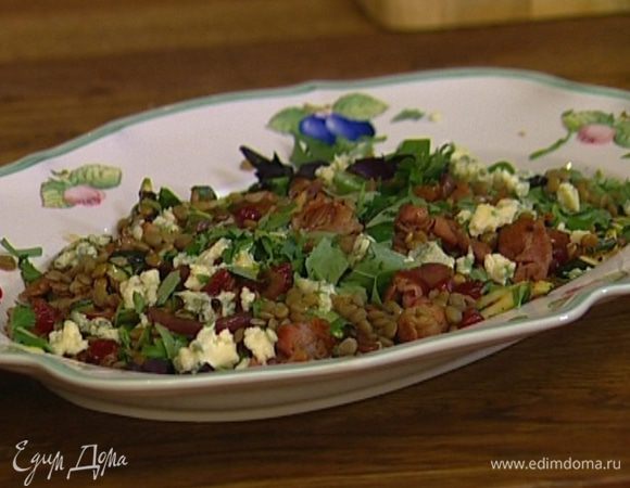 Выложить на блюдо цукини, затем слой зелени, сверху теплую чечевицу с беконом, присыпать оставшейся зеленью, разложить кубики горгонзолы и сбрызнуть оливковым маслом.