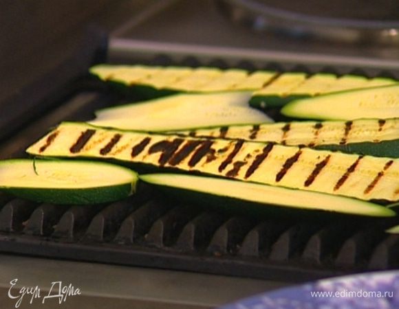 Цукини нарезать вдоль тонкими пластинками и обжарить на гриле. 