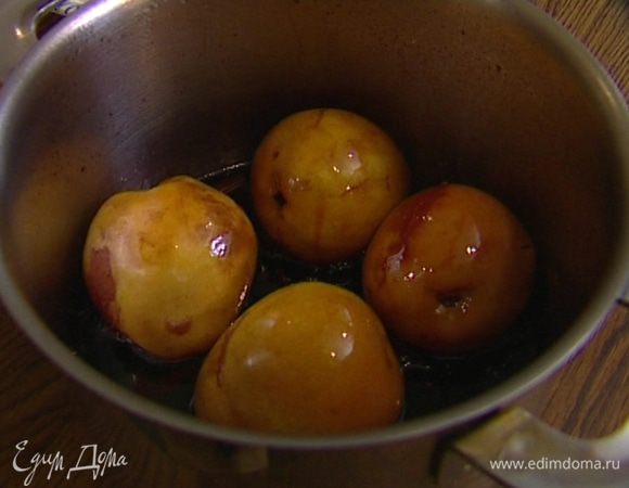 Довести до кипения на сильном огне, затем убавить огонь и варить 15–20 минут. Груши вынуть, а вино уварить до состояния сиропа.