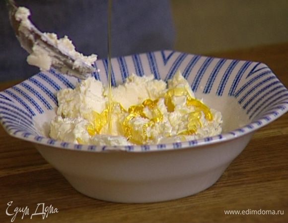 Маскарпоне взбить с 1 ст. ложкой меда.