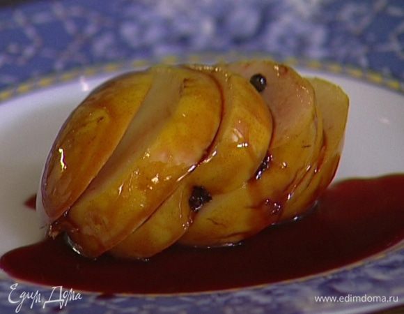 Остудить груши, нарезать ломтиками или просто сделать глубокие надрезы и раскрыть как веер, выложить на тарелку, полить винным сиропом, добавить ложку взбитого маскарпоне, чуть-чуть меда и подавать.