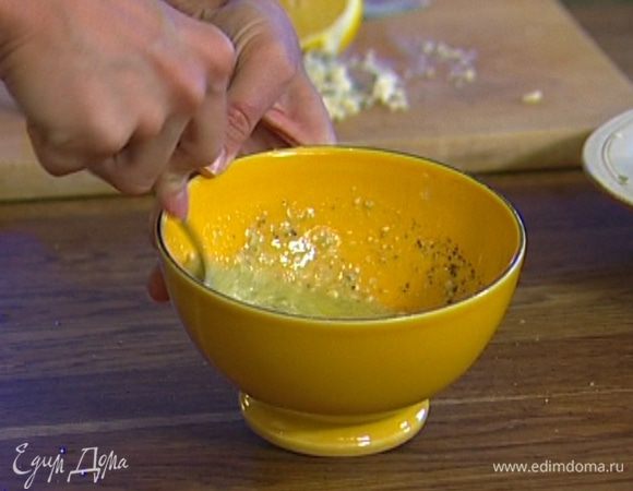 Приготовить заправку: половину нарезанного сыра соединить с оливковым маслом, лимонным соком, бальзамиком, посолить и поперчить, растереть сыр вилкой и все перемешать.