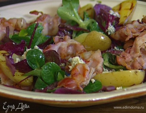 Разложить на блюде листья салата, присыпать оставшимися кубиками сыра, сверху выложить обжаренный картофель и бекон, полив каждый слой заправкой.