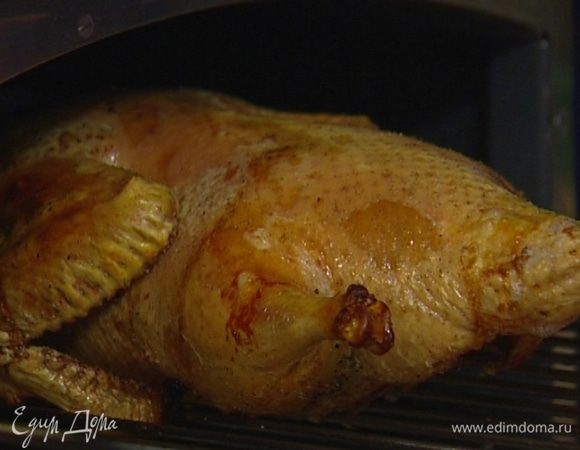 Утку вынуть и через 5 минут разрезать. Вытопленный жир слить в чашку и убрать в холодильник. 
Подавать утку с вишневым соусом. 