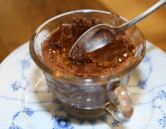 В сухую сковороду всыпать оставшийся сахар, на медленном огне сварить карамель и полить остывший крем.