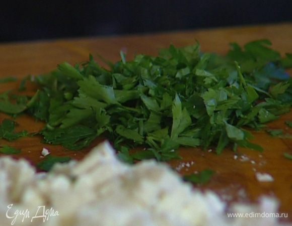 Петрушку мелко порубить.