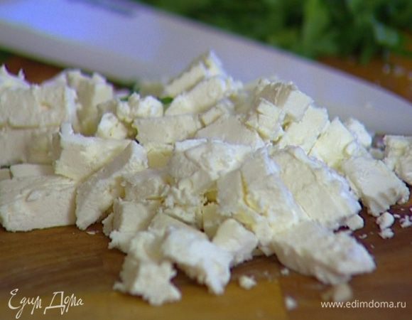 Фету нарезать кубиками.