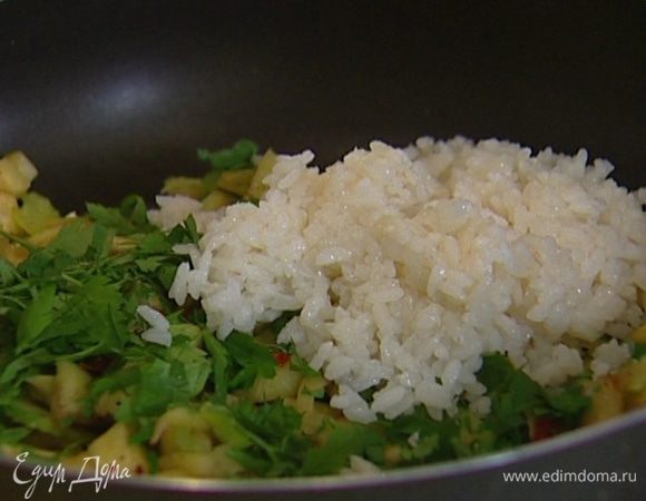 Посолить, поперчить, добавить петрушку, отваренный рис, прогреть все вместе и снять с огня. 