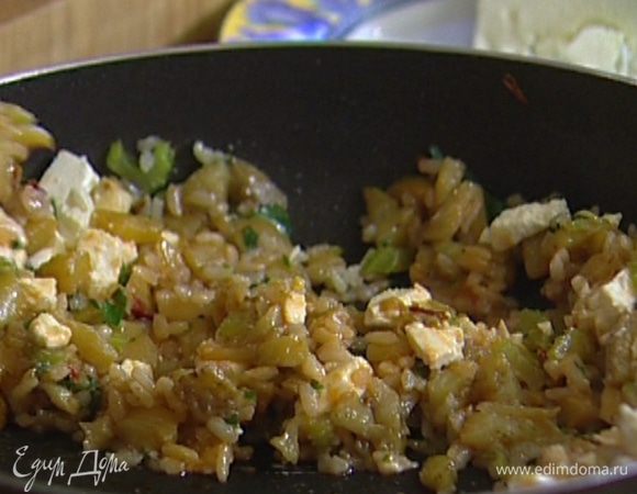 Добавить фету, половину пармезана, все перемешать и заполнить этой начинкой половинки баклажанов. 