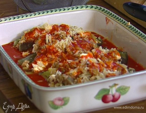 В глубокую керамическую форму вылить половину томатного соуса, уложить начиненные баклажаны, присыпать оставшимся пармезаном и полить оставшимся томатным соусом. 