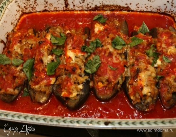 Запекать в разогретой духовке около 30–35 минут. 
Подавать, присыпав листьями базилика.
