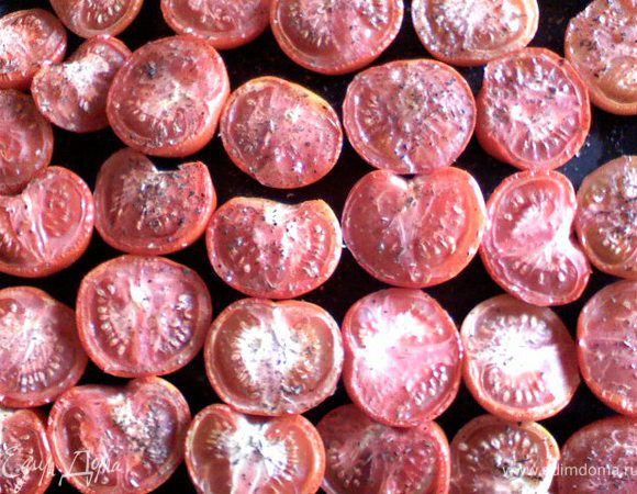 Помидоры разрезать пополам,сложить на противень, полить немного маслом и присыпать травами. Вялить в духовке 6-7 часов при температуре 70-100 градусов. Периодически приоткрывать духовку для проветривания и лучшего испарения сока.