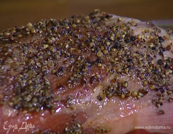 Смазать ростбиф со всех сторон получившейся заправкой, обернуть пищевой пленкой и оставить мариноваться минимум на час, а еще лучше отправить на ночь в холодильник. 