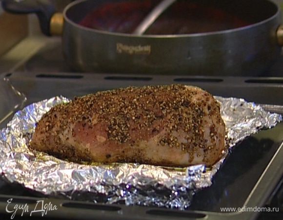 Завернуть ростбиф в фольгу и запекать в разогретой духовке около 50 минут. 