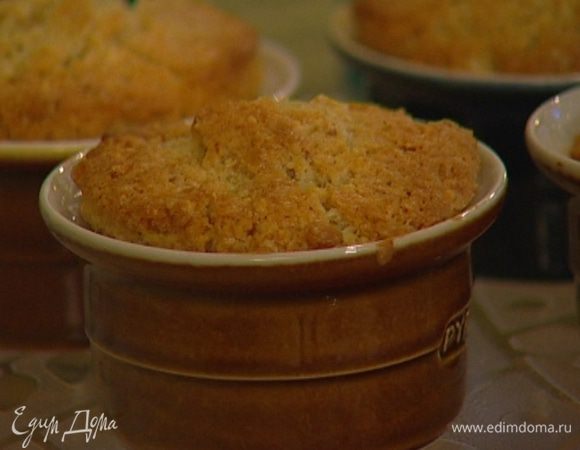 Смазать небольшие формочки сливочным маслом, выложить в них тесто и выпекать пудинги в разогретой духовке 20–25 минут. 