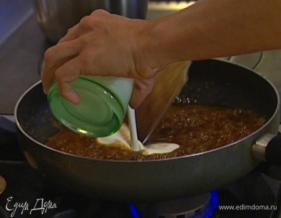 Приготовить соус: растопить оставшиеся 50 г сливочного масла, кленовый сироп, сахар мускавадо, добавить сливки, стручок и зерна ванили. 