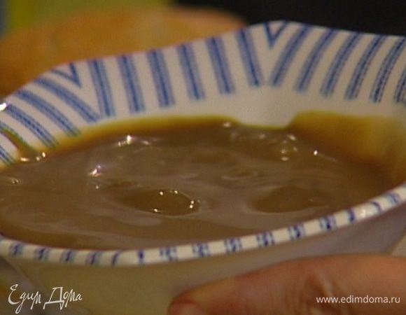 Слегка уварить соус на небольшом огне, чтобы он стал гуще, затем снять с огня, вынуть стручок ванили и остудить. 