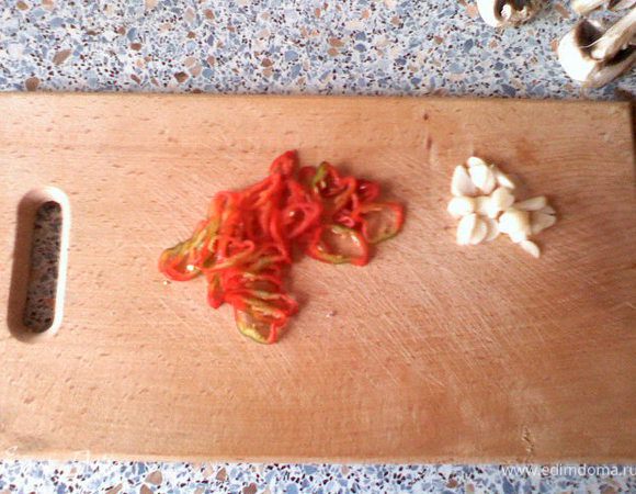 Мелко на резать перец и чеснок.