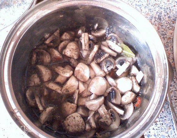 Погрузить в маринад грибы на 1-2 минуты.