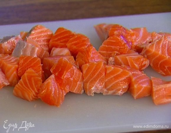 Семгу нарезать кубиками, половину отправить в бульон и варить 3–4 минуты, если нужно, слегка посолить и обязательно поперчить. 