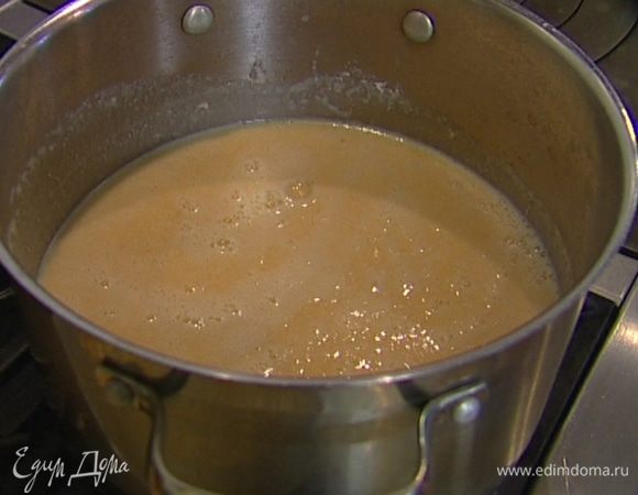 Взбивать суп в блендере до получения гладкой, шелковистой консистенции. 