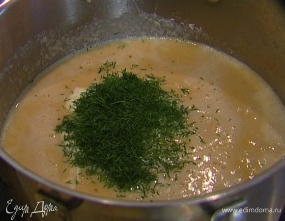 Вернуть кастрюлю на огонь, добавить оставшуюся семгу, сливки, укроп и прогреть суп, не доводя до кипения.