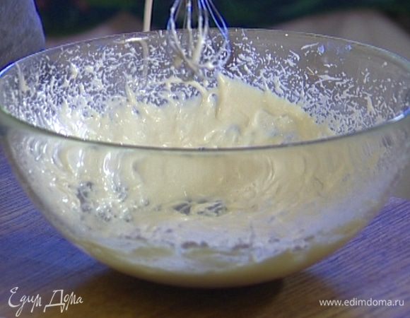 Сливки взбить, добавить вместе с ванильным экстрактом к сливочному сыру и еще раз вымешать. 