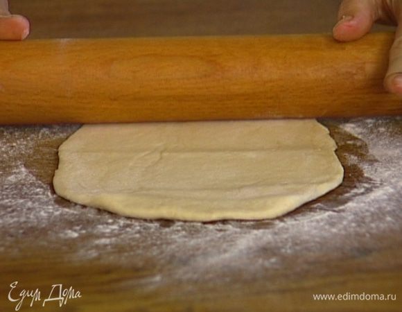 Раскатать лепешки, укладывать по одной или по две на противень, сбрызгивать водой и выпекать в разогретой духовке по 8 минут.
