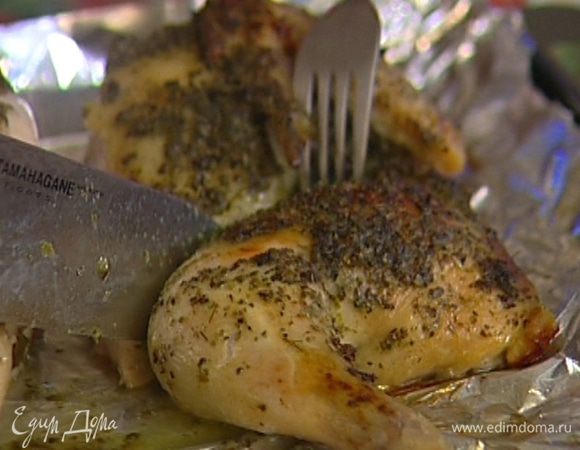 Через 20 минут влить в противень немного воды, поставить под гриль и запекать цыпленка до образования золотистой хрустящей корочки, перевернув один раз.