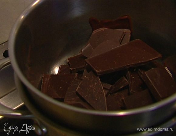 Шоколад растопить на водяной бане.