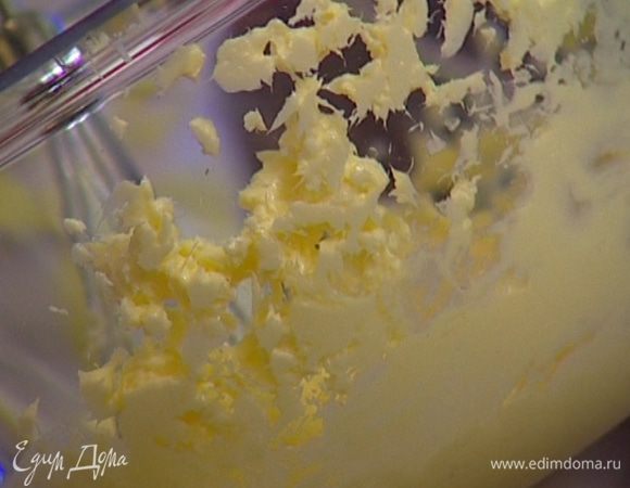 Миксером взбить оставшиеся 350 г размягченного сливочного масла.