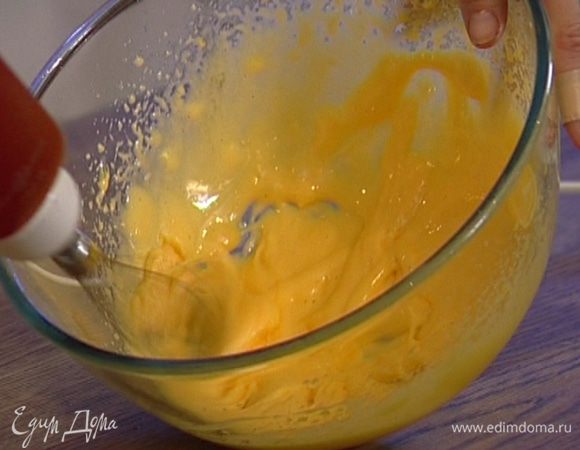 Желтки тоже слегка взбить.