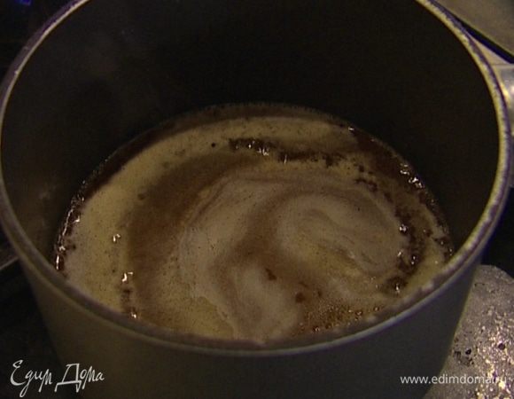 Влить в небольшую кастрюлю 100 мл воды, всыпать оставшийся сахар и на медленном огне сварить сироп.