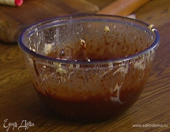 Приготовить крем: ввести сироп к желткам, добавить взбитое масло, растопленный шоколад и все вымешать.