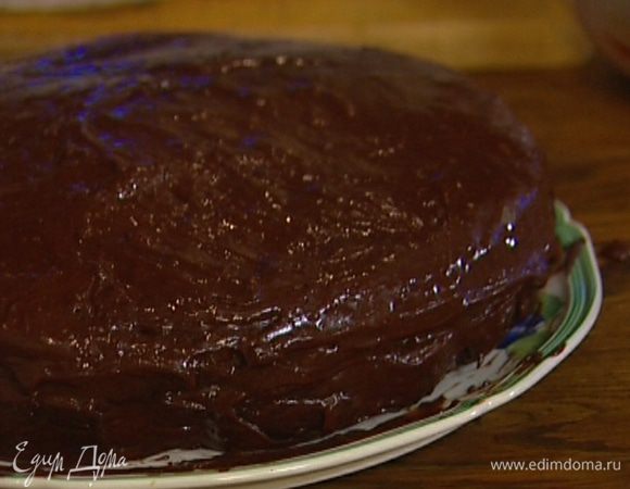 Разрезать готовый корж по толщине на два, смазать кремом и уложить коржи один на другой.