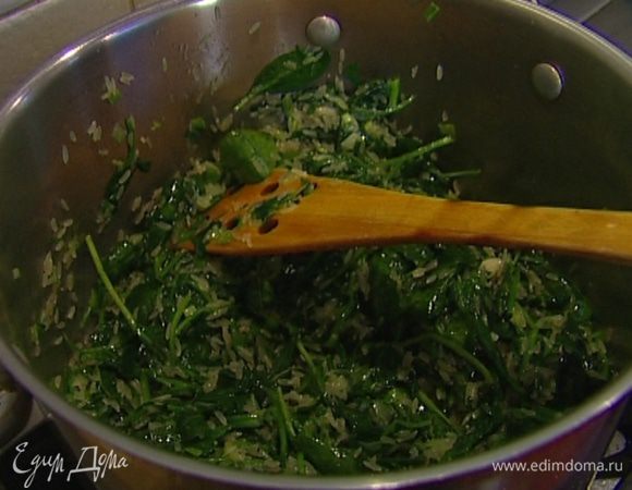 Всыпать рис, еще раз все перемешать, поперчить, посолить и залить холодной водой так, чтобы она на два пальца покрывала рис. Накрыть крышкой и готовить на медленном огне 15 минут. 