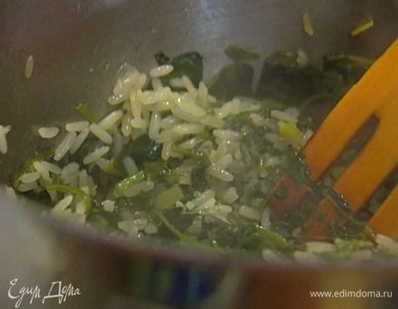 В конце добавить оставшееся сливочное масло и снова все перемешать.
