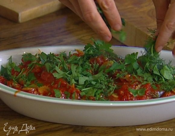 В глубокую форму, в которой можно будет подавать рыбу, уложить стейки, сверху полить томатным соусом, присыпать половиной укропа и петрушки. 