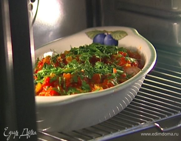 Накрыть форму фольгой и запекать в разогретой духовке 10 минут, затем фольгу снять и запекать еще 7 минут. 